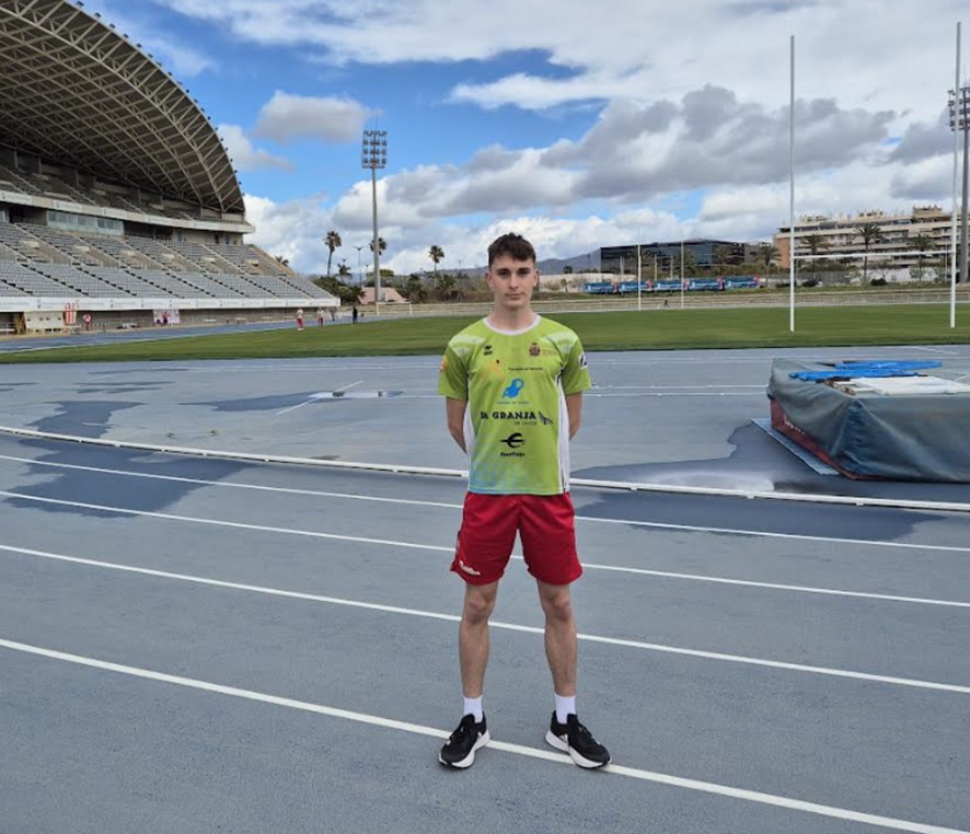 El joven velocista del Atletismo Aranda, Álex Ibáñez, en el Estadio Olímpico Ciudad de Málaga. / Atletismo Aranda