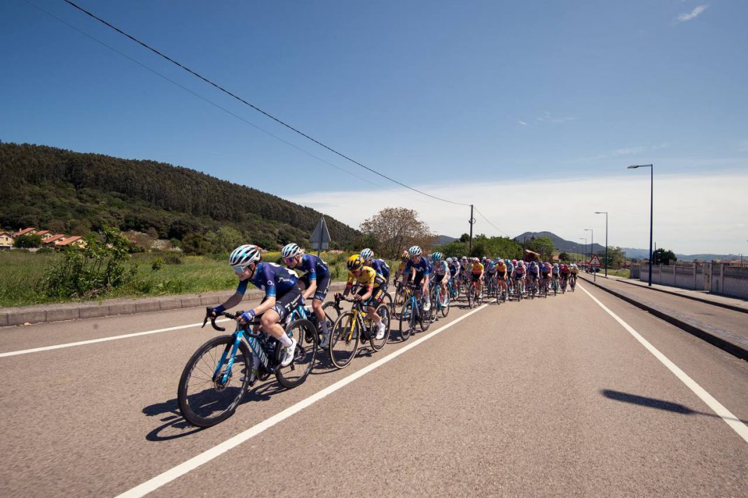 Las corredoras durante una etapa de la edición 2023 de La Vuelta by Carrefuour. / @naikereo