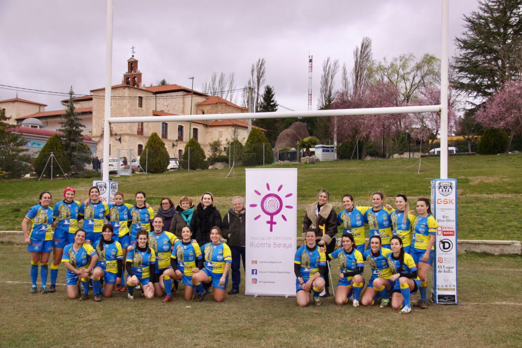 Las integrantes del Ribera Rugby homenajearon el trabajo de la Asociación Ruperta Baralla antes del inicio del encuentro tras la celebración del Día de la Mujer. / Ribera Rugby