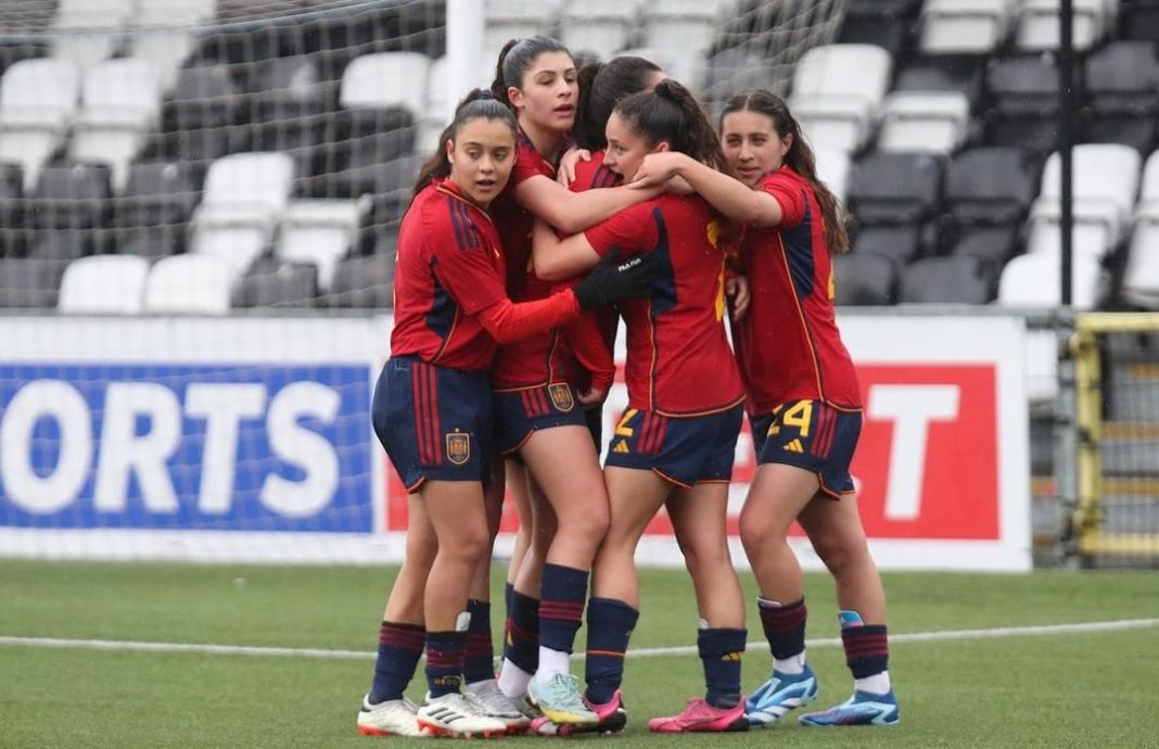Claudia Barrios (derecha) se abraza a sus compañeras de selección tras lograr uno de los goles ante Islandia. / @SEFutbolFem