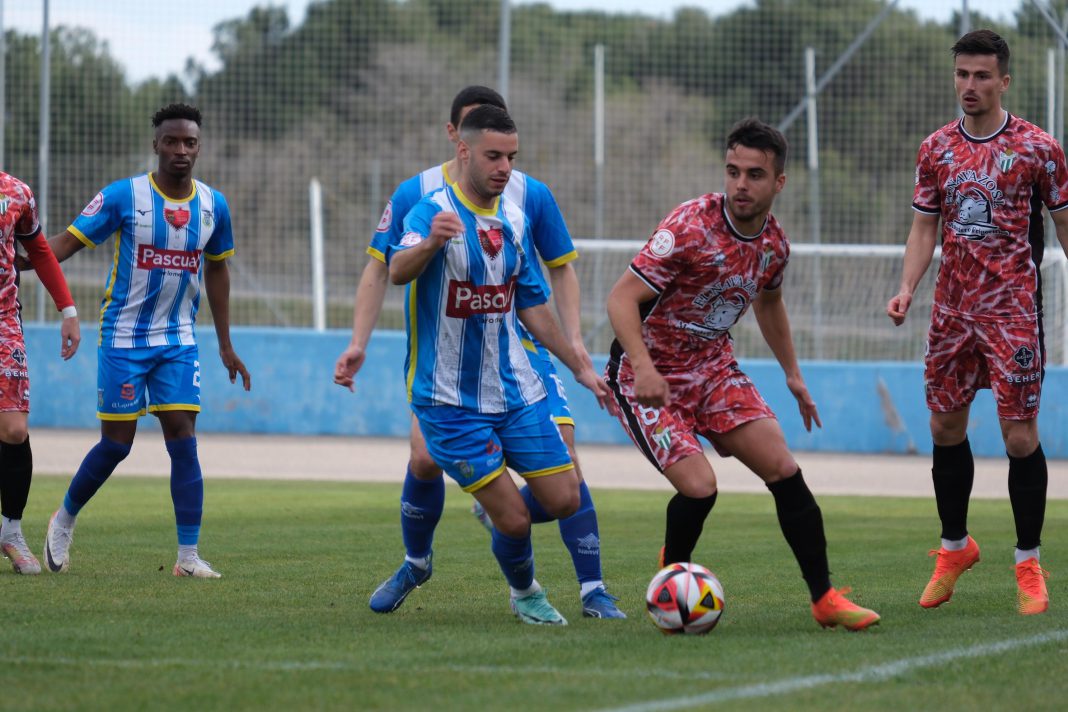Un lance de juego entre la Arandina y el Guijuelo en el Juan Carlos Higuero. / Cristian Monzon