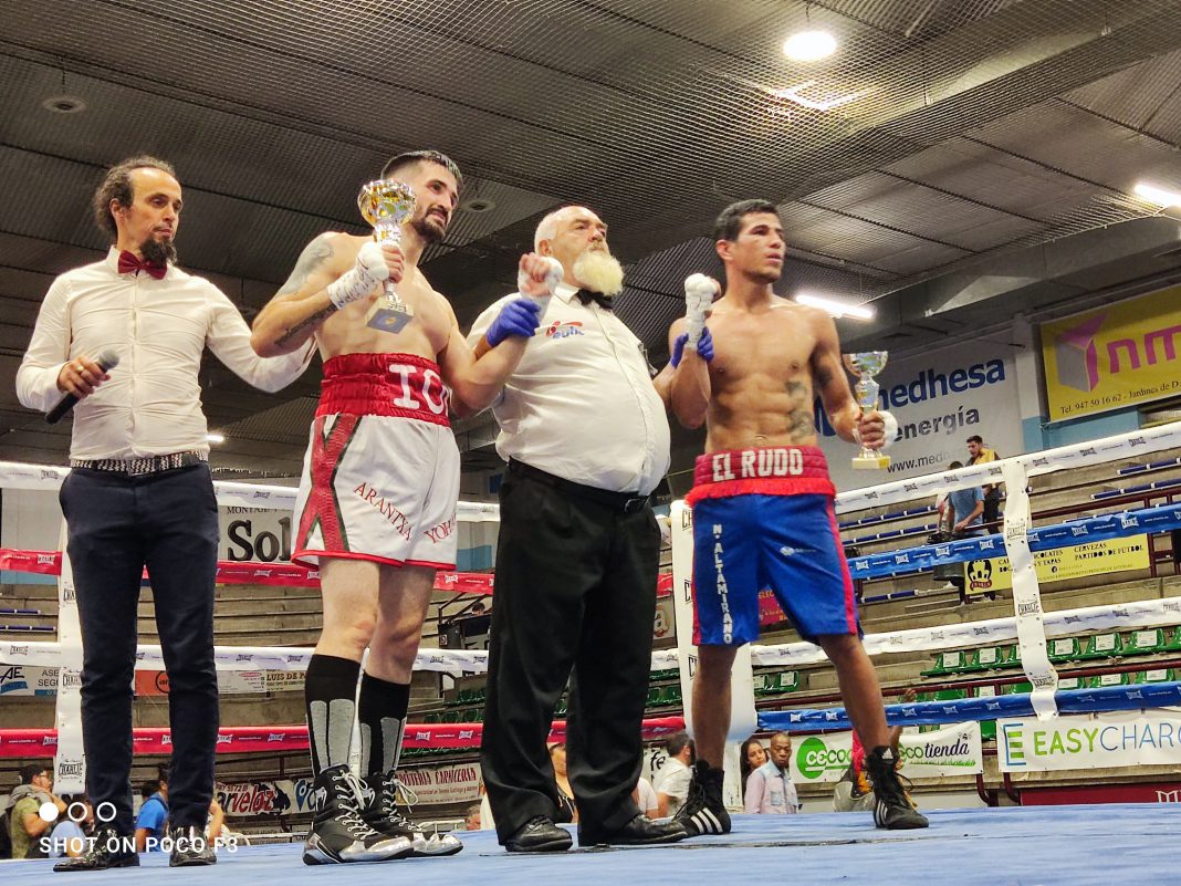 Ion Pérez tras una de sus victoria como profesional en el pabellón Santiago Manguán de Aranda de Duero. / duerodeporte.com