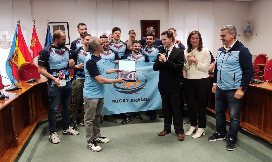 Los integrantes de Rugby Aranda reciben una placa conmemorativa del Ayuntamiento. / duerodeporte.com