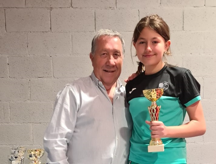 María Alejandra Ghimpu con el Trofeo como 3ª mejor alevín de Castilla y León. / CD Tenis de Mesa Aranda