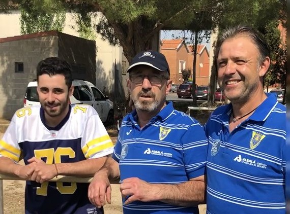 Mariano Velasco -en el centro- junto a Perico, compañero en el CD Aranda CF Veteranos, y su hijo, Mario (i) / CD Aranda CF Veteranos