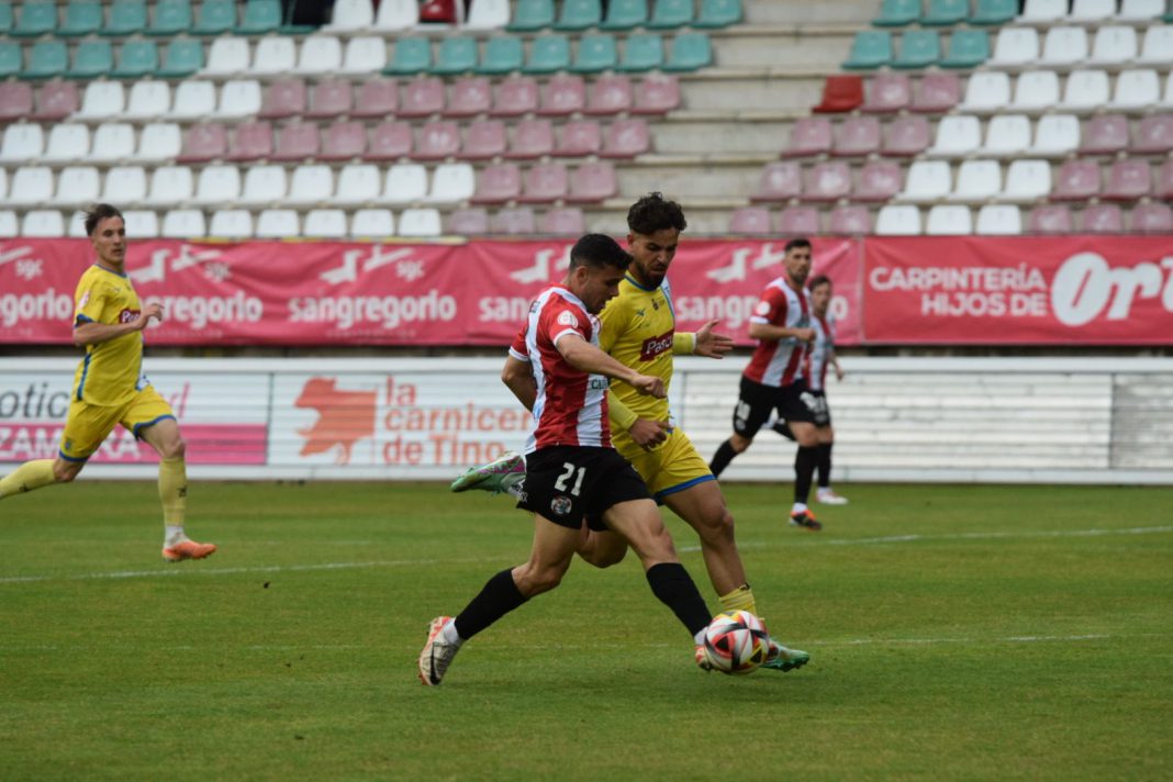 Una acción de juego de Ayoub ante el Zamora. / Zamora CF