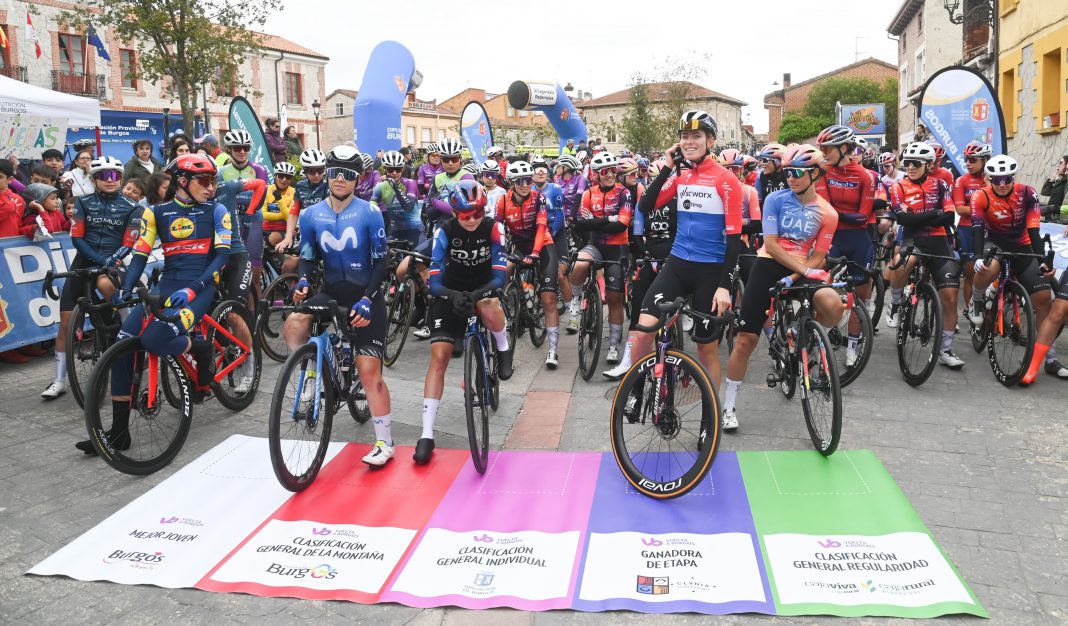 El pelotón de corredoras en la salida de la IX edición de la Vuelta a Burgos Femenina en Villagonzalo Pedernales. / Ricardo Ordóñez