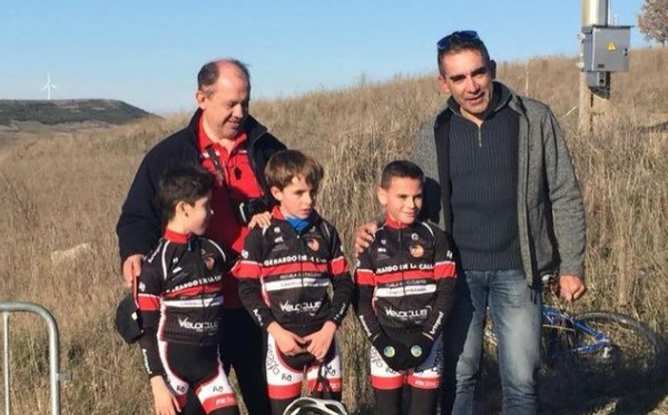 Julio Torres (i) junto a Carmelo Miranda durante un entrenamiento con los pequeños ciclistas. / Veloclub Ribera