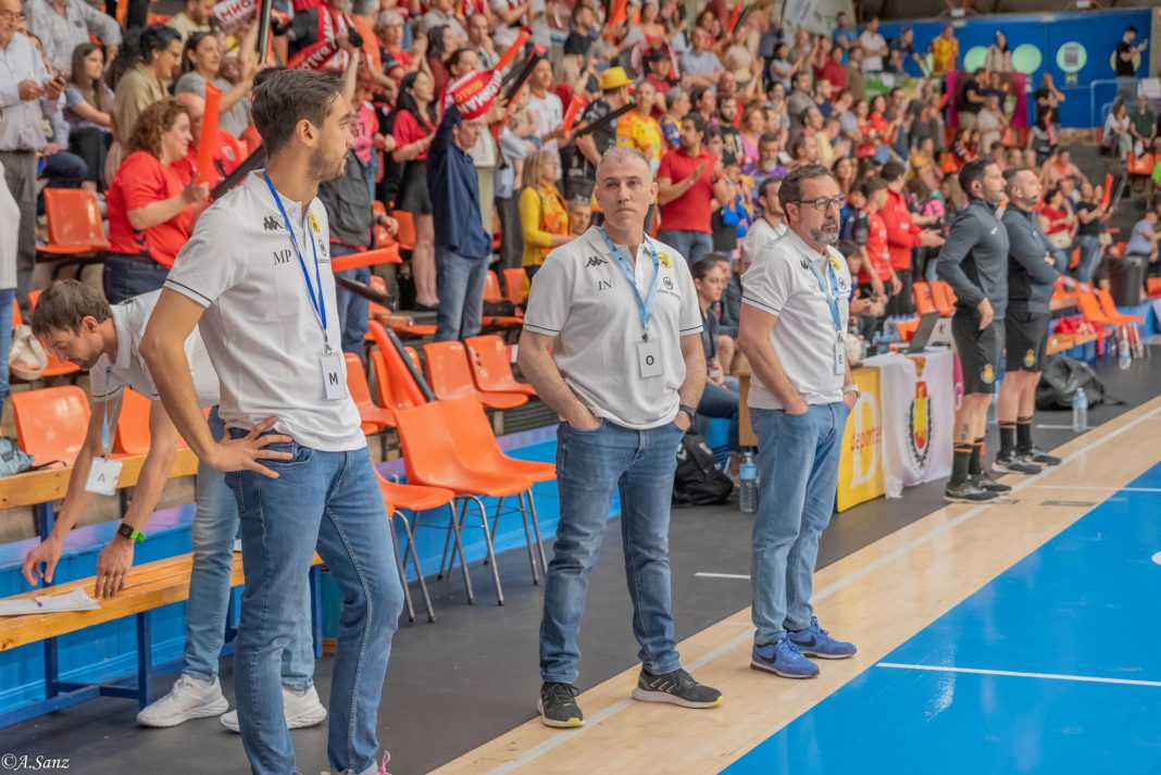 El cuerpo técnico del Tubos Villa de Aranda durante la final de la Final Four que dio el ascenso a ASOBAL. / Arturo Sanz