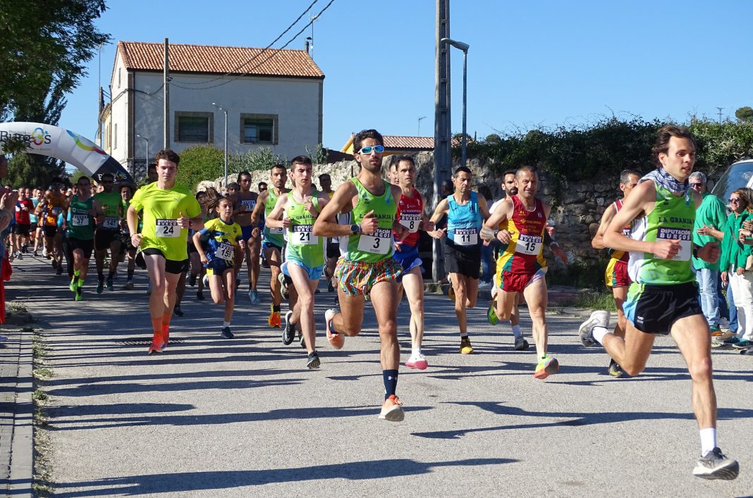Una imagen de la salida de la reciente prueba del Circuito Riber Valle en Sotillo de la Ribera. / Atletismo Aranda