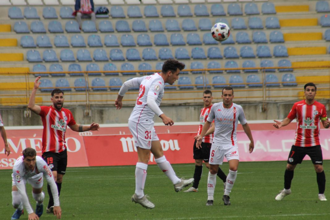 El mediapunta, ex de la Cultural, debutó con los leoneses dando el salto desde el filial, el Júpiter Leonés. / @marcosfdez777