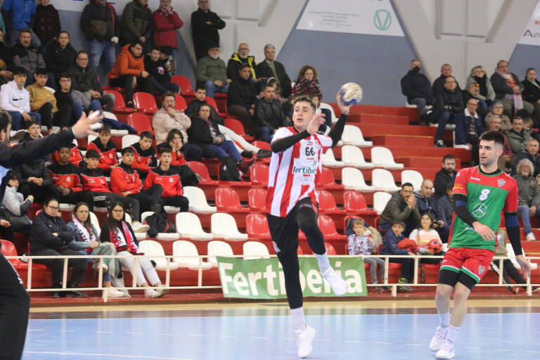 David López con la camiseta de Puerto Sagunto donde se ha formado como jugador y ya ha debutado en ASOBAL. / Plaza Deportiva