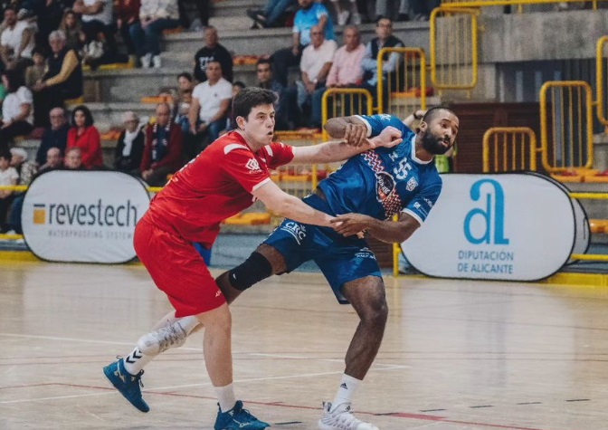 El colombiano Santiago Mosquera con la camiseta de EON Alicante. / @mosca__5