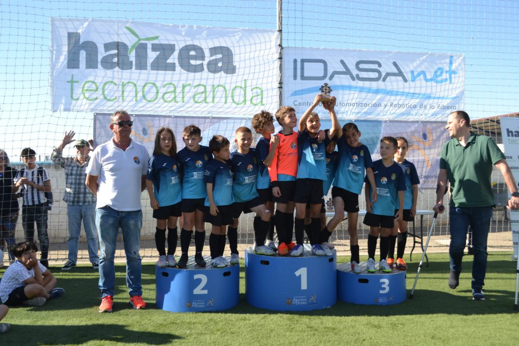 El equipo prebenjamín del Aranda Riber que logró salir campeón del torneo. / Aranda Riber