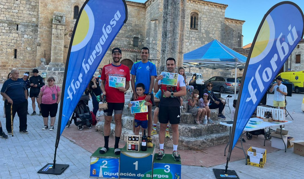 David Gamarra (centro) ganador del Circuito Riber Valle junto al cuadro de honor. / duerodeporte.com