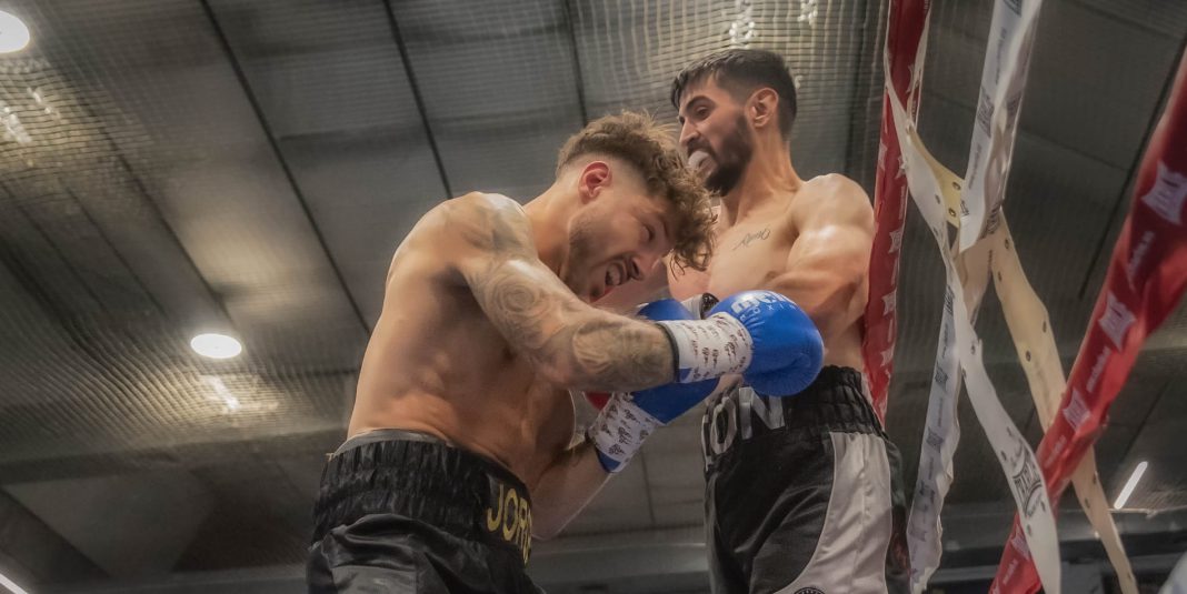 Ion Pérez durante una defensa ante Jorge Pinilla en el combate celebrado en el Pabellón Santiago Manguán de Aranda de Duero. / Arturo Sanz