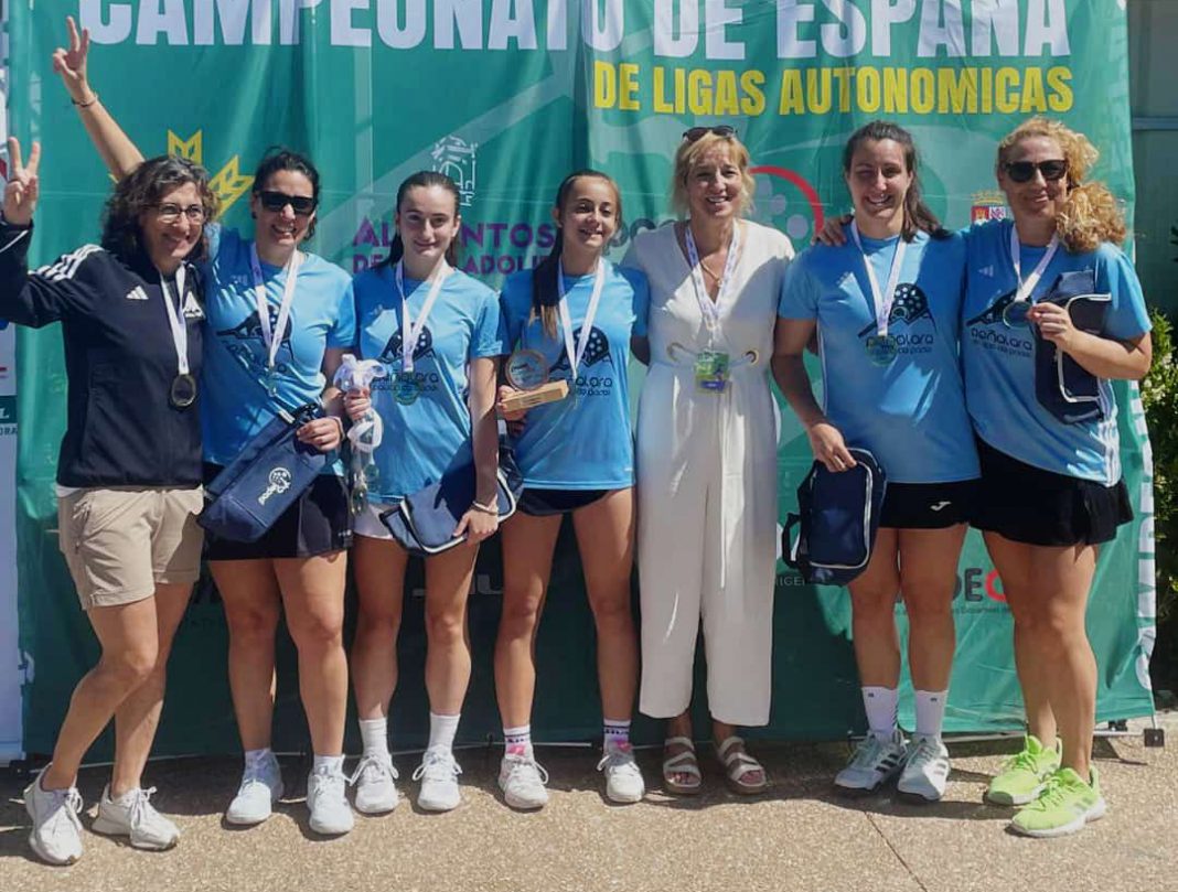 Ana Lagándara (d) y Paula Bartolomé -4ª por izq- con el resto del Peñalara Pádel con el trofeo como terceras de Liga Pádelcyl. / Peñalara Pádel