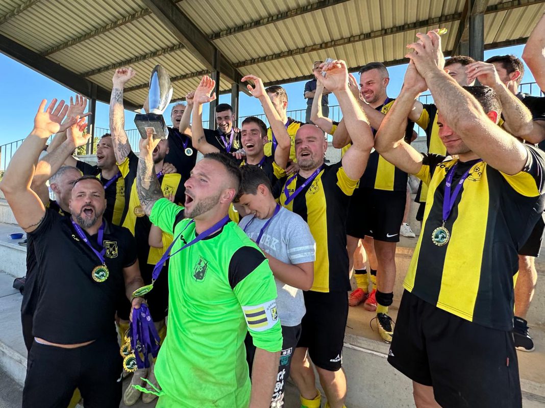 Los jugadores de Villalbilla de Burgos levantan el trofeo de Super campeones de fútbol aficionado de Burgos logrado en Fuentespina. / duerodeporte.com