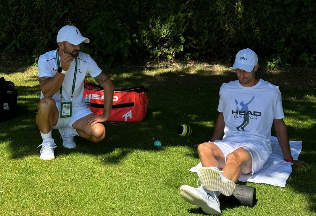 Leandro Serrano (i) junto al suizo Álex Ritschard durante la preparación de un partido en el torneo londinense. / lst-marbella.com