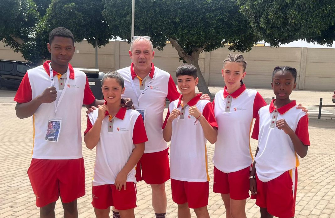 Los representantes del Aranda Box con la Selección de Castilla y León presentes en el Campeonato. / duerodeporte.com