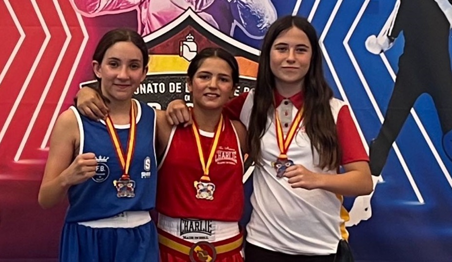 Julia Navarro con la medalla de Oro en el podio del Campeonato de España Escolar de Níjar. / duerodeporte.com