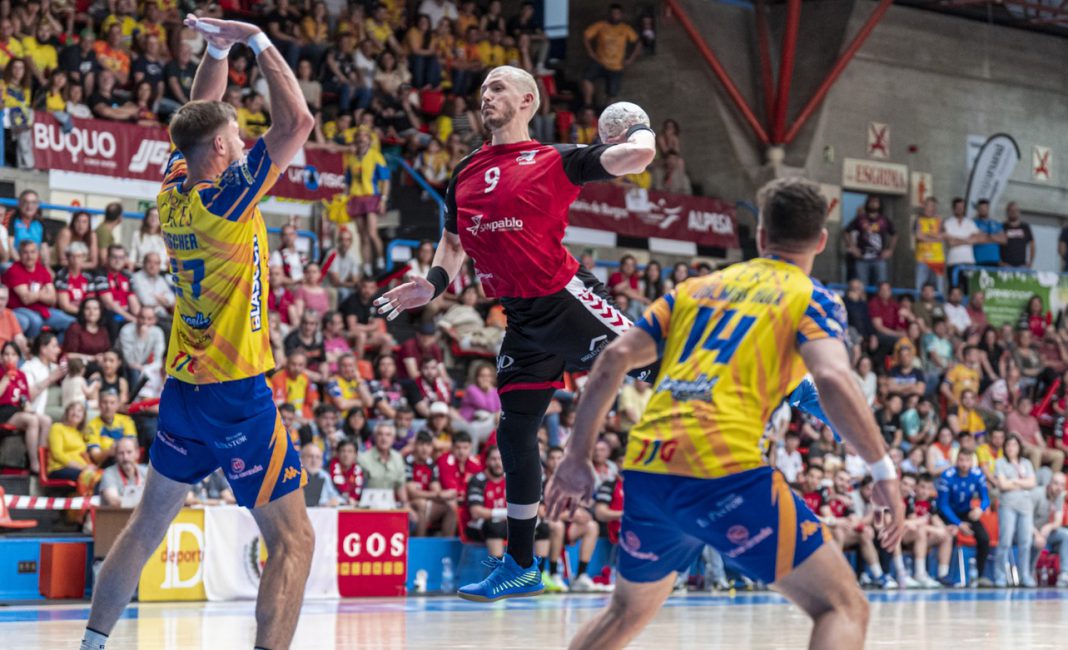 Arthur Pereira ya demostró su valía ante el propio Tubos Villa de Aranda en la reciente final de la Final Four a ASOBAL. / balonmanoburgos.es