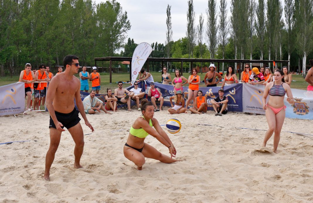 Los participantes durante una de las ediciones anteriores en La Calabaza. / Voley Playa Villa de Aranda