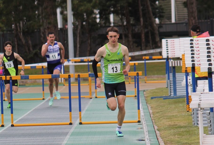 Álex Ibáñez durante una de las carreras en pista al aire libre esta temporada. / Atletismo Aranda