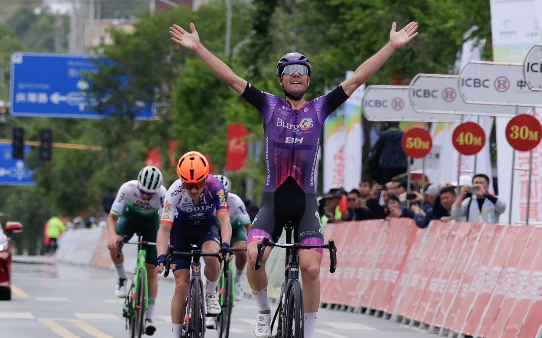 Mario Aparicio celebra en línea de meta su triunfo en la 4ª etapa del Tour de Lago Qinghai (China) / @TDQL_Official