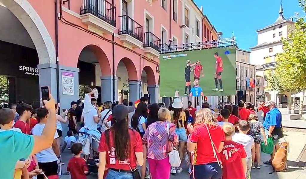 Imagen de la pantalla gigante instalada el pasado mes de agosto en la Plaza Mayor de Aranda de Duero para vivir la final del Mundial femenino de fútbol. / duerodeporte.com