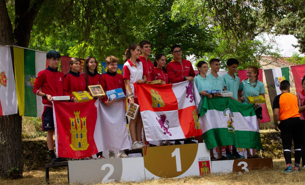 Candela Arranz -- en lo más alto del podio con sus compañeros de la selección de Castilla y León como campeones de España de Relevo Mixto. / FEDO