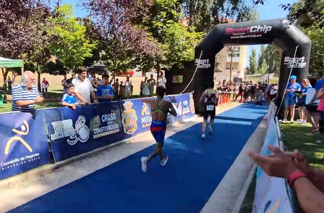 Los participantes volverán a disfrutar de uno de los triatlones más queridos por los deportistas en Aranda de Duero. / duerodeporte.co