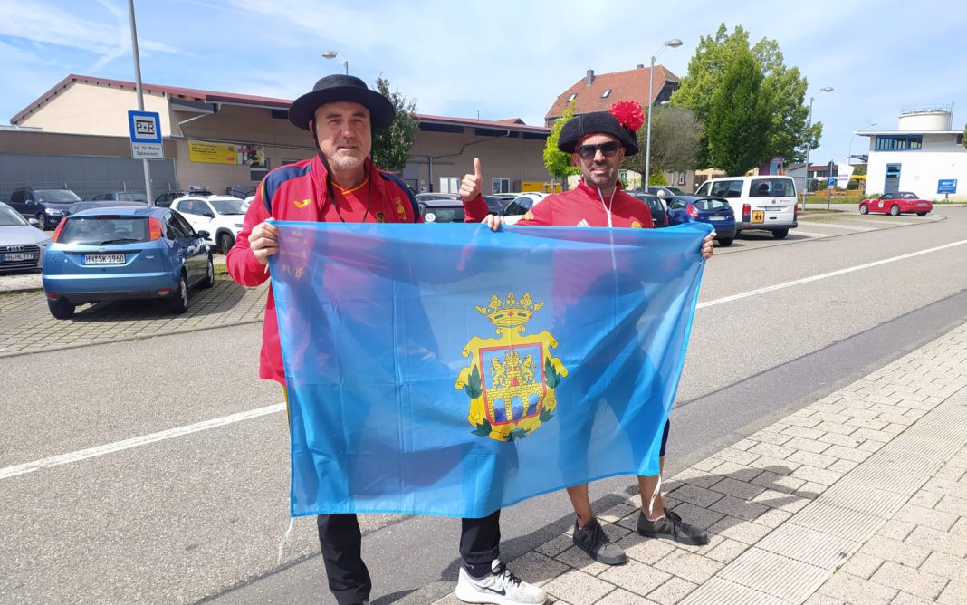 Los arandinos Paco Cuevas (d) y José Antonio Fuertes en las calles de Stuttgart. / duerodeporte.com