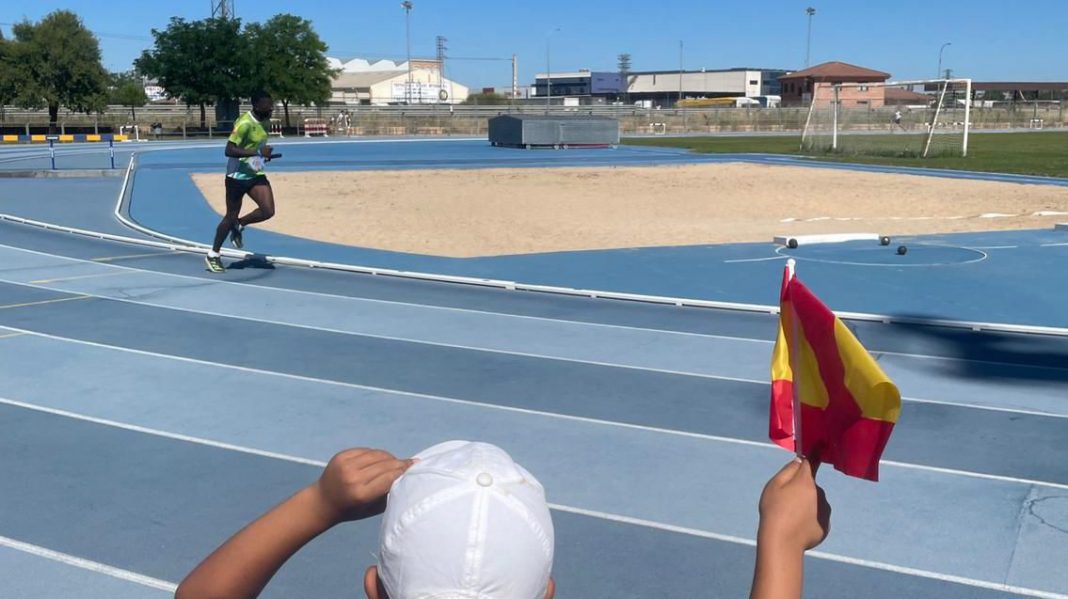 Rodrigo Dango (Atletismo Aranda) durante una de las pruebas de relevos del Eurofesival 2024. / duerodeporte.com