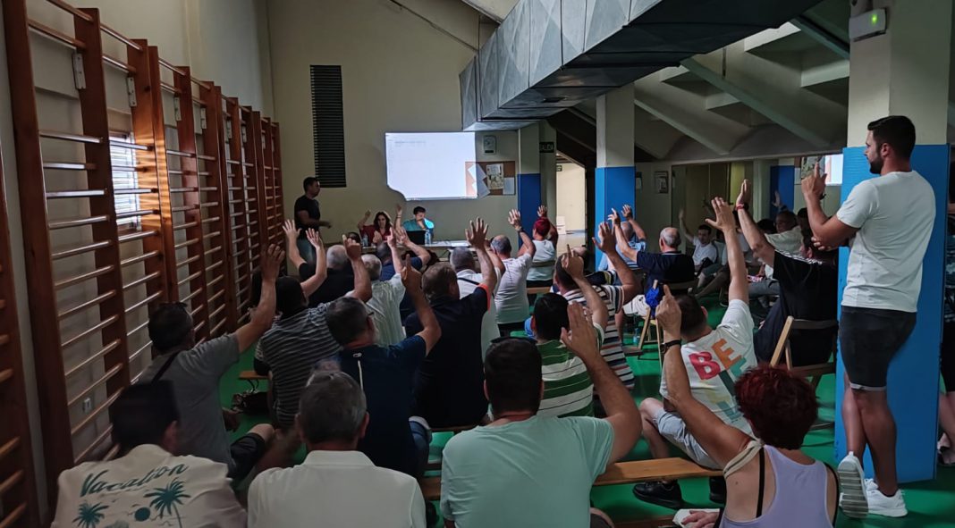 Un momento de la Asamblea de Socios del Tubos Villa de Aranda celebrada en el Pabellón Polideportivo Santiago Manguán. / duerodeporte.com