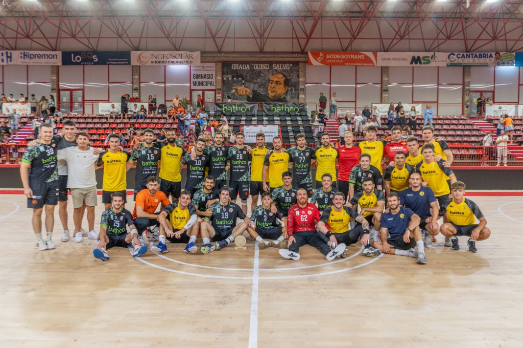 Los integrantes de Tubos Villa de Aranda y Balonmano Torrelavega disputaron la final del trofeo cántabro. / BM Torrelavega