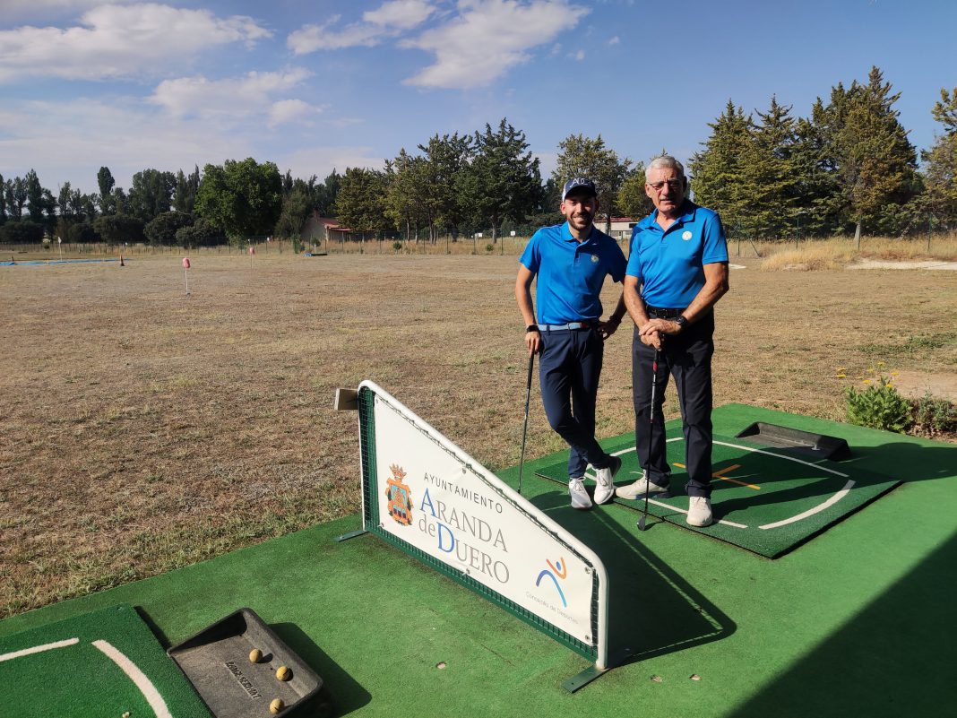 El entrenador nacional Adrián de Castro (i) junto al presidente del Club Golf Aranda, Juanjo Marañón. / duerodeporte.com