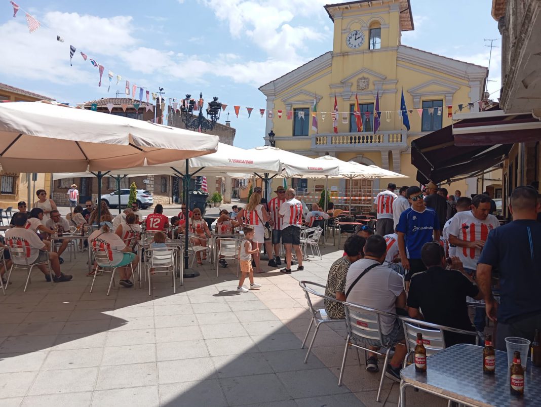 La Plaza del Ayuntamiento de Villanueva de Gumiel congregó a todos los athleticzales presentes en la concentración. / duerodeporte.com