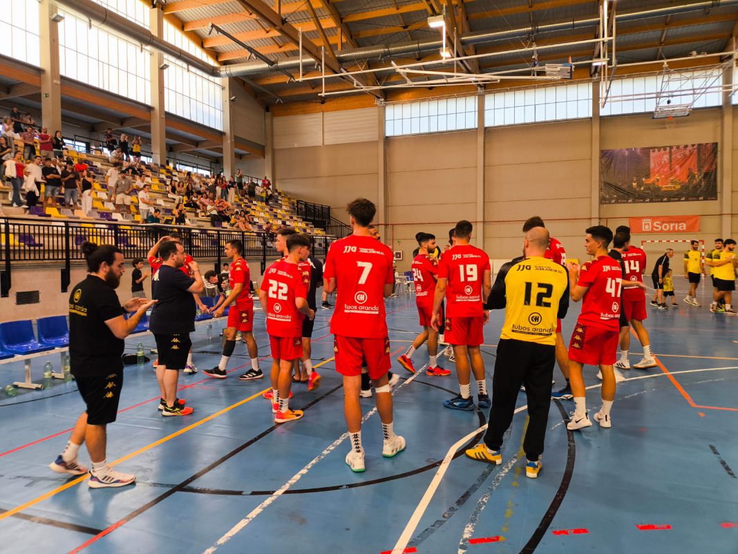 Los jugadores de Tubos Villa de Aranda al término del encuentro en el San Andrés de Soria tras firmar el triunfo por 34-37. / Villa de Aranda