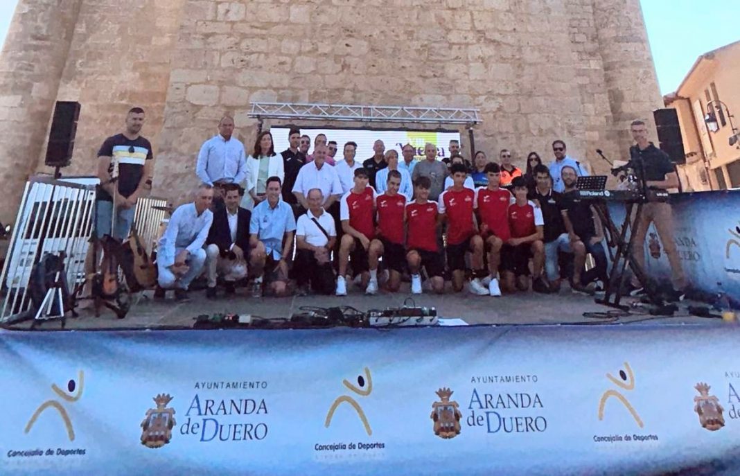 Foto de familia con organizadores, pratocinadores, entidades y participantes tras la presentación de la VIII Vuelta Ribera. / duerodeporte.com