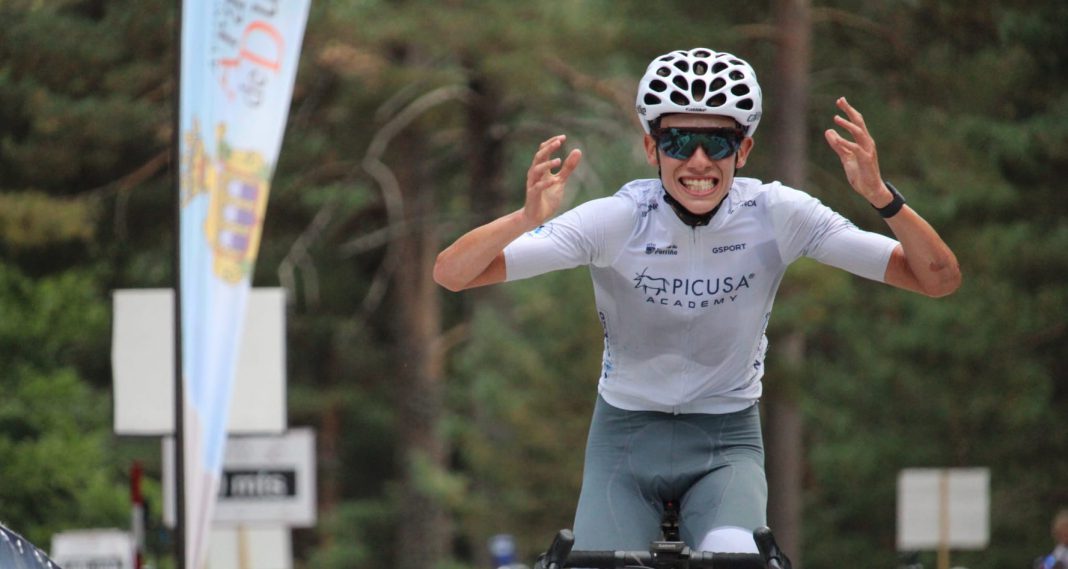 El brasileño Henrique Ribeiro entra victorioso en la línea de meta de Laguna Negra. / Teresa Arroyo