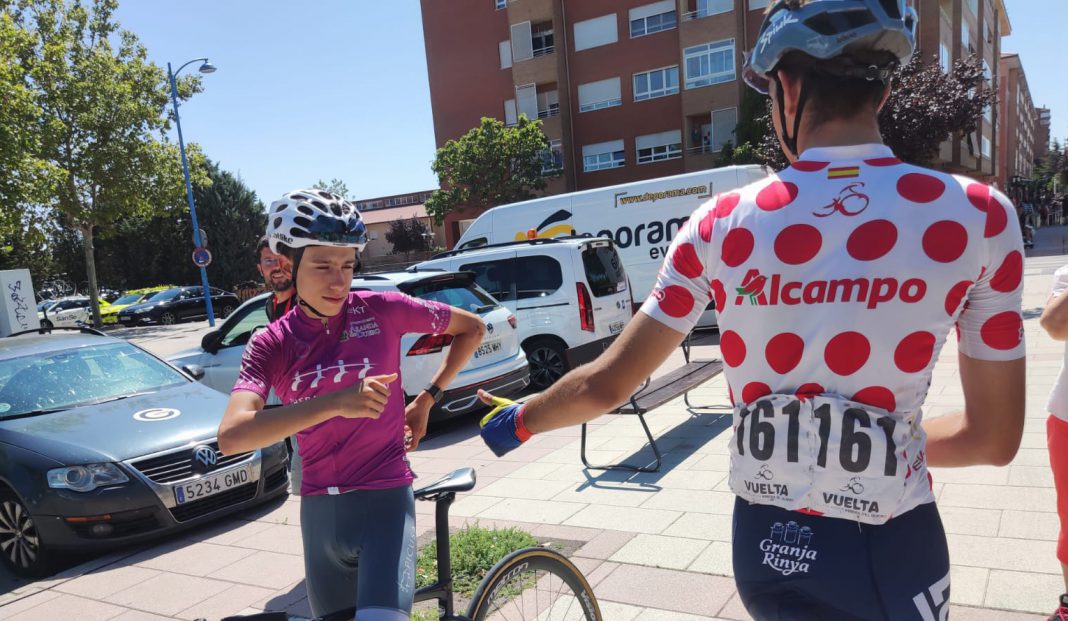 Héctor Álvarez (Lucta) felicita a Henrique Ribeiro tras llevarse la VIII edición de Vuelta a Ribera. / duerodeporte.com