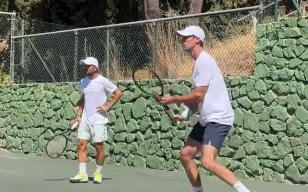 Leandro Serrano observa las evoluciones de Alex Ristchard durante una sesión de trabajo la escuela Leandro Serrano Tennis Marbella. / duerodeporte.com