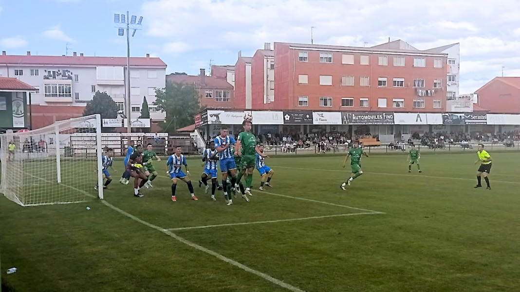 La acción del 1-1 obra de Ivi Vales a la salida de un saque de esquina. / Enrique Ramos (El Faro Astorgano)