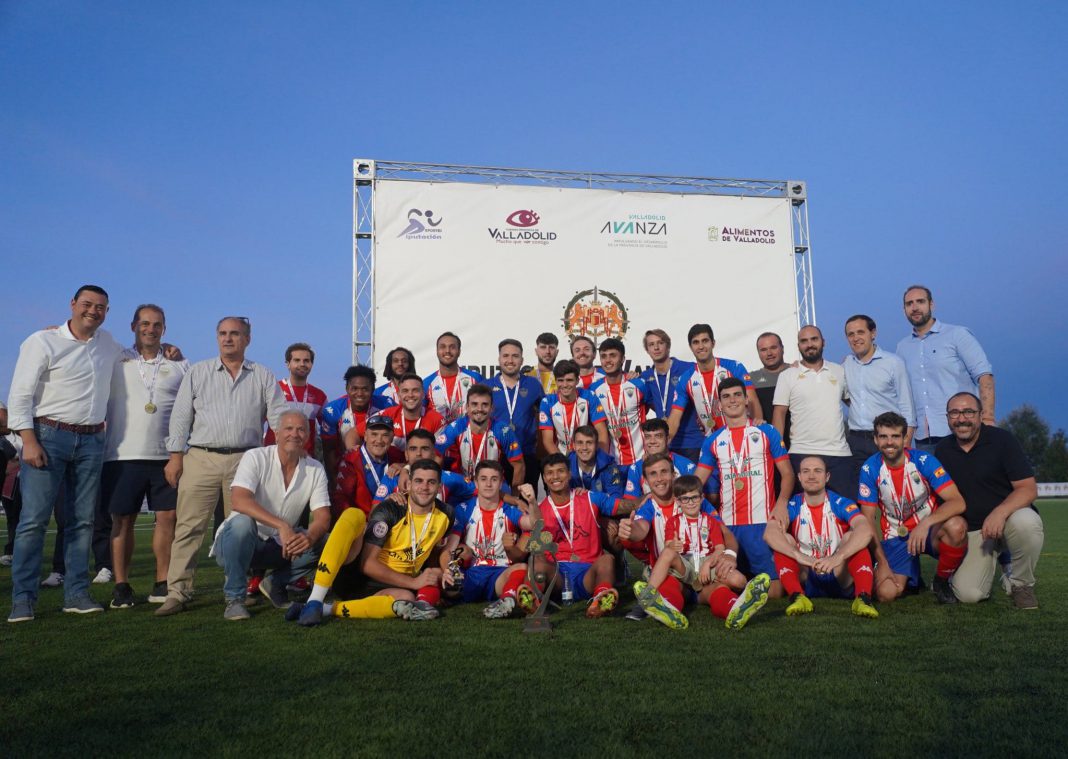 El Tordesillas tras proclamarse esta pretemporada campeón del Trofeo Diputación de Valladolid. / Atlético Tordesillas