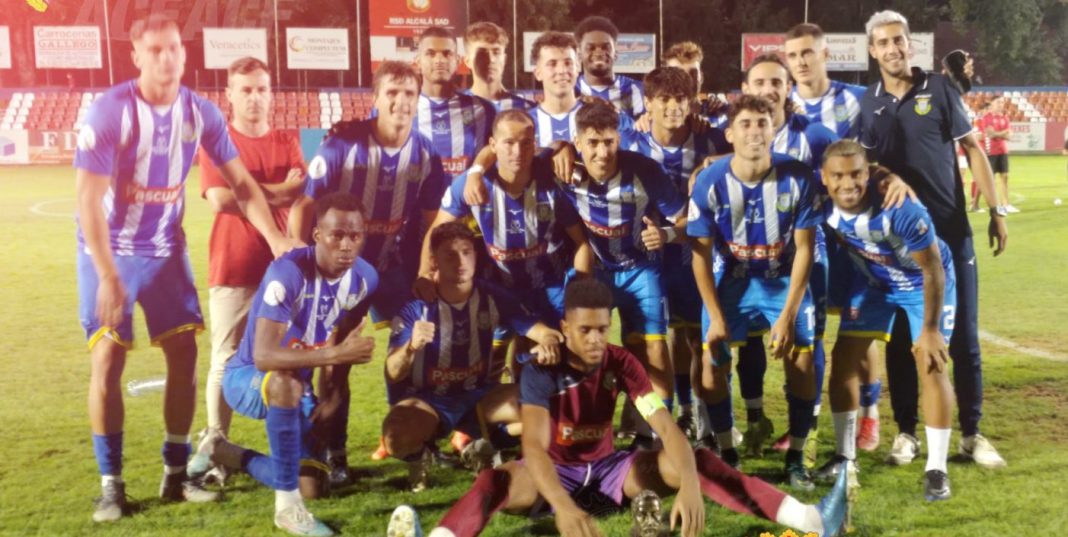 La plantilla de la Arandina posa con el Trofeo Cervantes. / Arandina CF