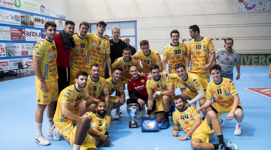 El equipo amarillo con la Copa de subcampeón de Castilla y León. / Villa de Aranda