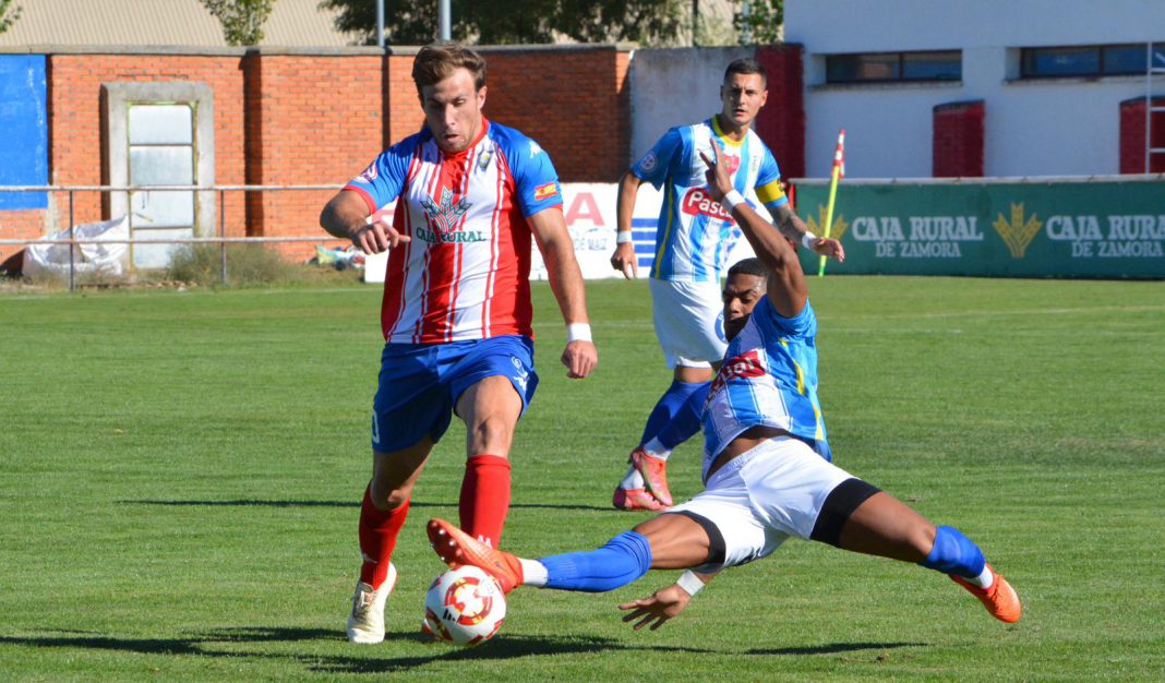 Una acción de juego de la defensa de la Arandina. / Atlético Tordesillas