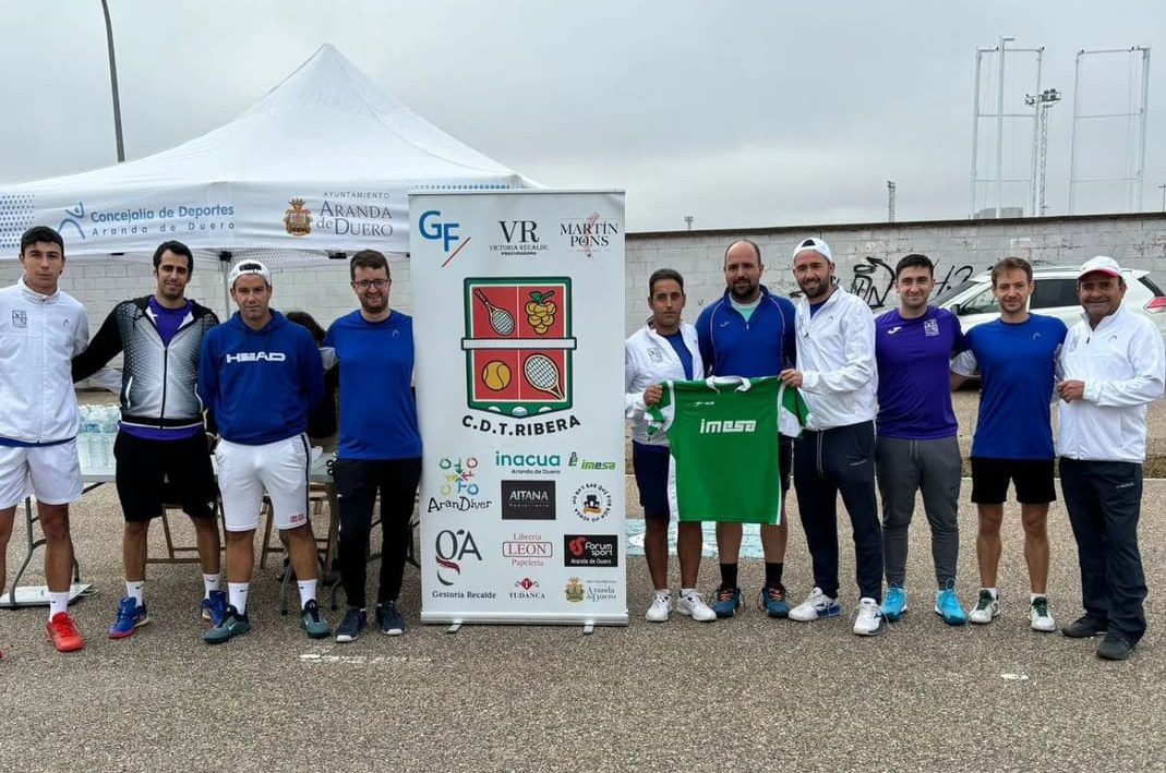 Los integrantes del Club Tenis Ribera durante el estreno del Campeonato de España por Equipos en el Complejo Juan Carlos Higuero. / Tenis Ribera