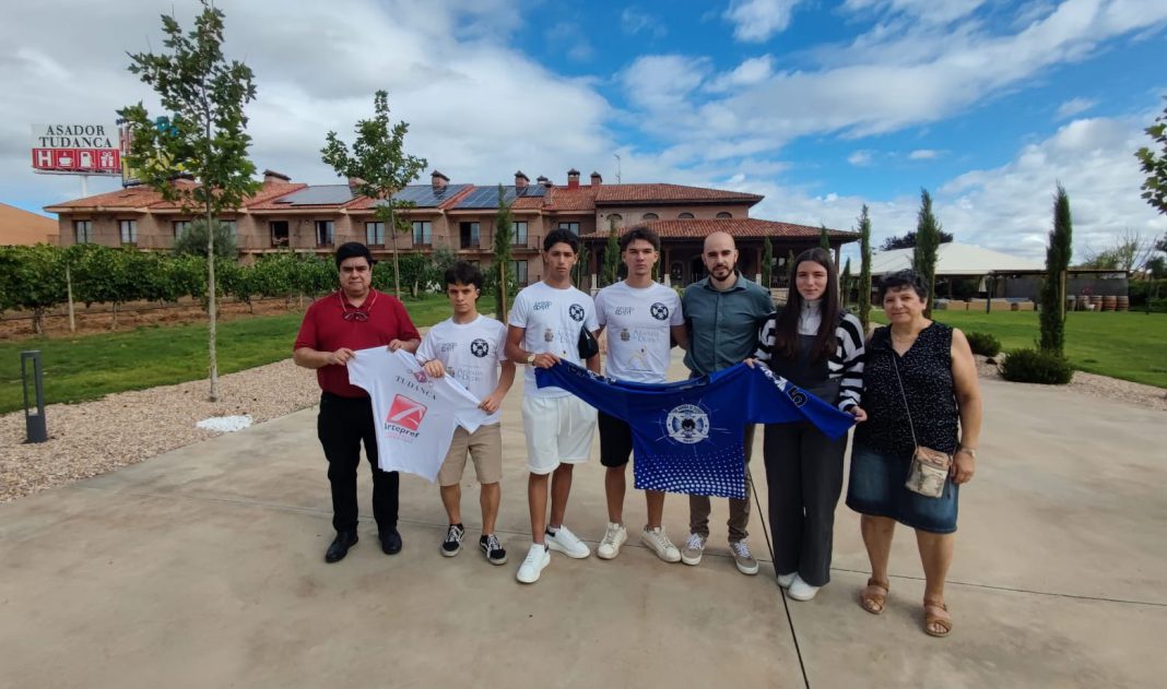 El Club Hockey Línea Aranda ha presentado a sus tres nuevos integrantes y le proyecto de Liga Elite en las instalaciones de Hoteles Tudanca. / duerodeporte.com